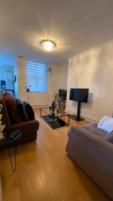 2 Bedroom Flat In Camberwell Green - Central Location With Excellent Connections To Tourist Attractions And Main London Airports מראה חיצוני תמונה