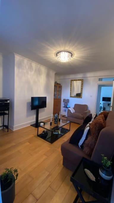 2 Bedroom Flat In Camberwell Green - Central Location With Excellent Connections To Tourist Attractions And Main London Airports מראה חיצוני תמונה